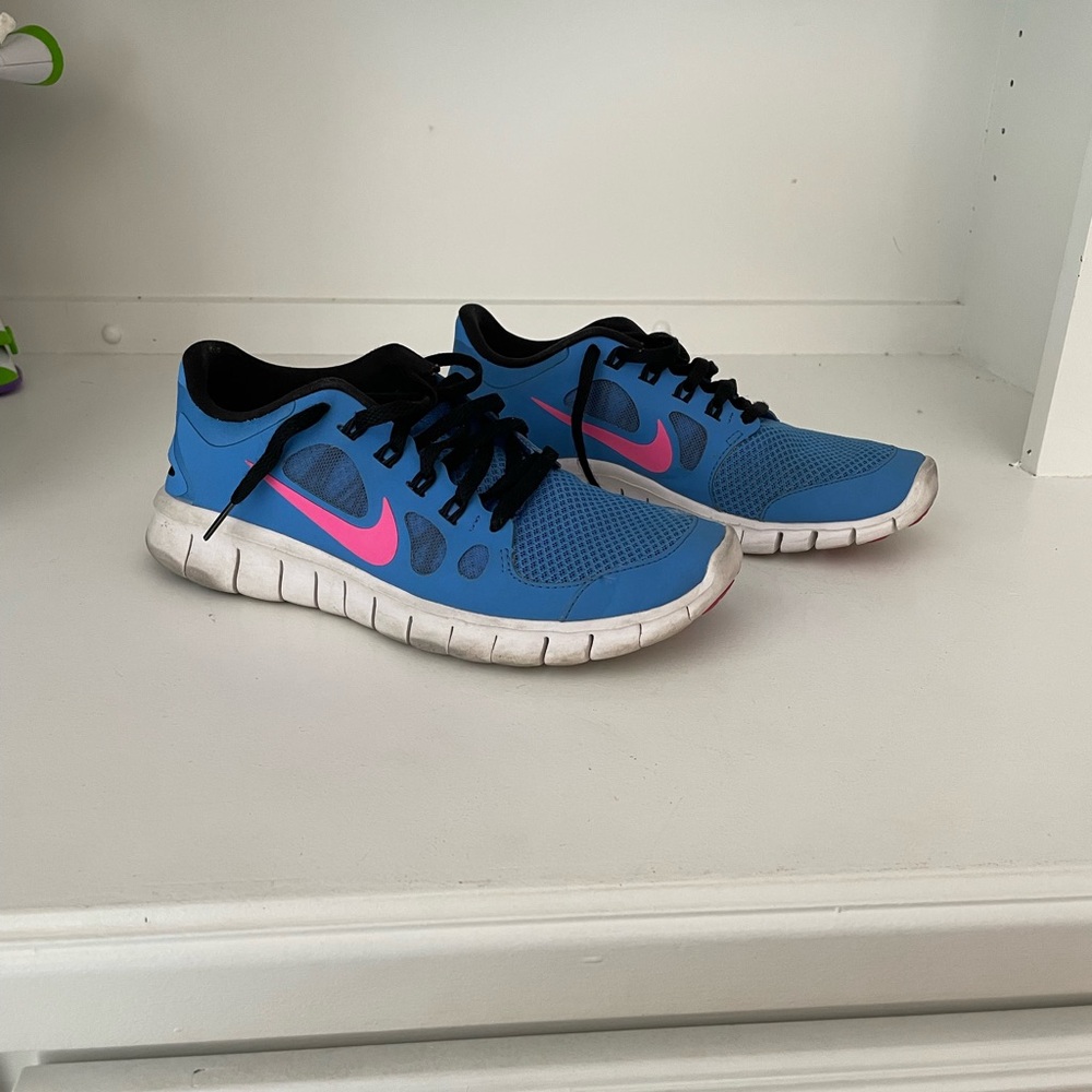 Nike tennis shoes